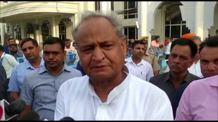 CM अशोक गहलोत ने बुलाई अधिकारियों की बैठक, कानून-व्यवस्था पर चर्चा