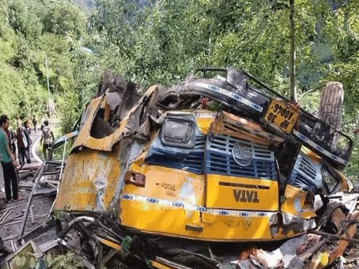 हिमाचल प्रदेश में बड़ा हादसा, कुल्लू में खाई में गिरी बस, स्कूली बच्चों समेत 16 लोगों की मौत