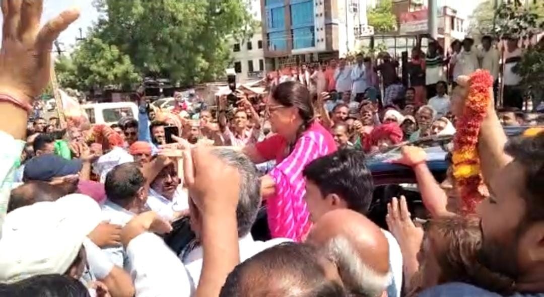 पूर्व मुख्यमंत्री वसुंधरा राजे का चौमूं में भव्य स्वागत, विधायक ने चुनरी ओढ़ाकर किया स्वागत,कार्यकर्ताओं ने तेजाजी महाराज की तस्वीर की भेंट
