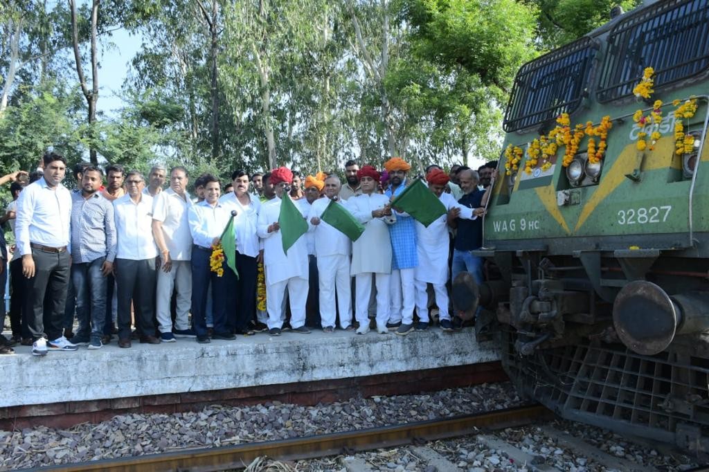 हल्दीघाटी एक्सप्रेस के ठहराव पर माननीय सांसद-भीलवाड़ा ने ऊपरमाल स्टेशन पर दिखाई हरी झंडी