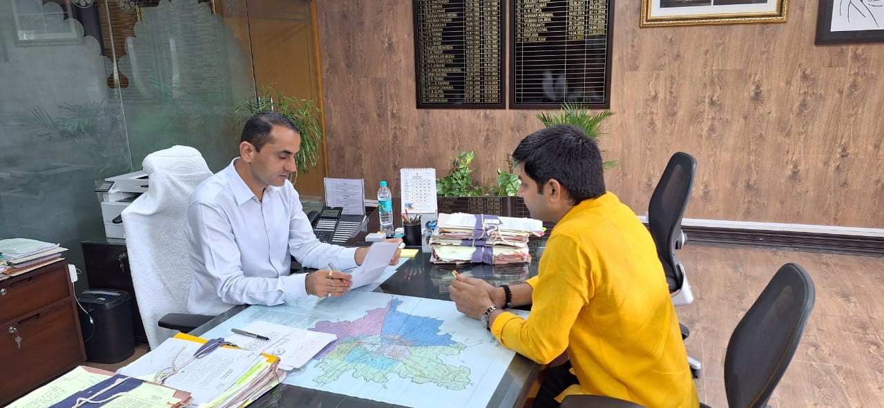 बगरू विधानसभा की सड़कें खस्ताहाल, जनता परेशान - डॉ कैलाश वर्मा  पूर्व विधायक ने सड़कों के नवीनीकरण हेतु जेडीए आयुक्त को सौंपा पत्र
