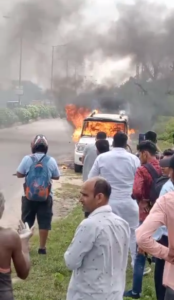जयपुर राजधानी से बड़ी खबर,,  चलती गाड़ी में लगी आग एक चालक  जिंदा जला कालवाड़ थाने घटना, अचानक लगी आग के कारण बाहर नहीं निकल पाया चालक,