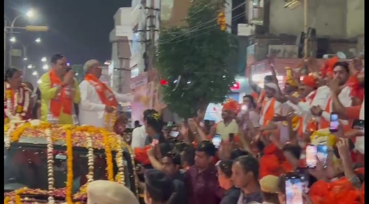 बीजेपी प्रत्‍याशी मंजू शर्मा को फलों से तोला: पुष्‍पगुच्‍छ देकर किया अभिनन्‍दन, फल कार्यकर्ताओं में वितरित किये