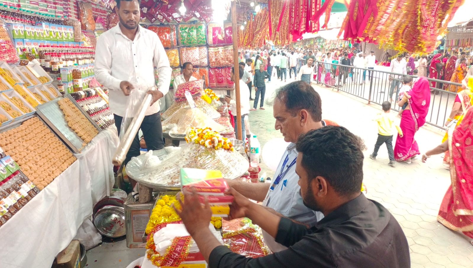 जीणमाता मेले में खाद्य सुरक्षा विभाग टीम ने की कार्रवाई