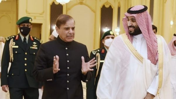 मदद मांगने आए पाकिस्तानी पीएम शाहबाज शरीफ को सऊदी अरब ने दिया ये मेडल!