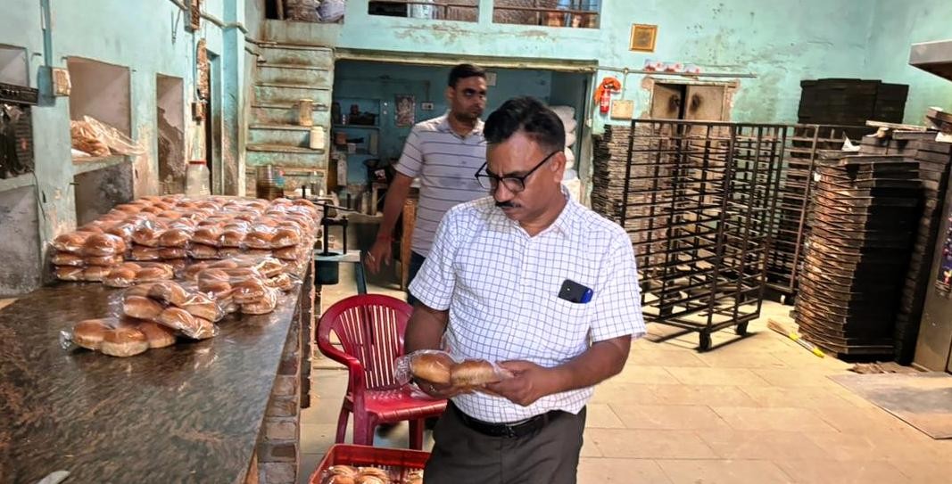 चूरू शहर में दूध विक्रेताओं से 14 नमूने लिये  जिला कलक्टर के निर्देश पर खाद्य सुरक्षा टीम ने की कार्रवाई