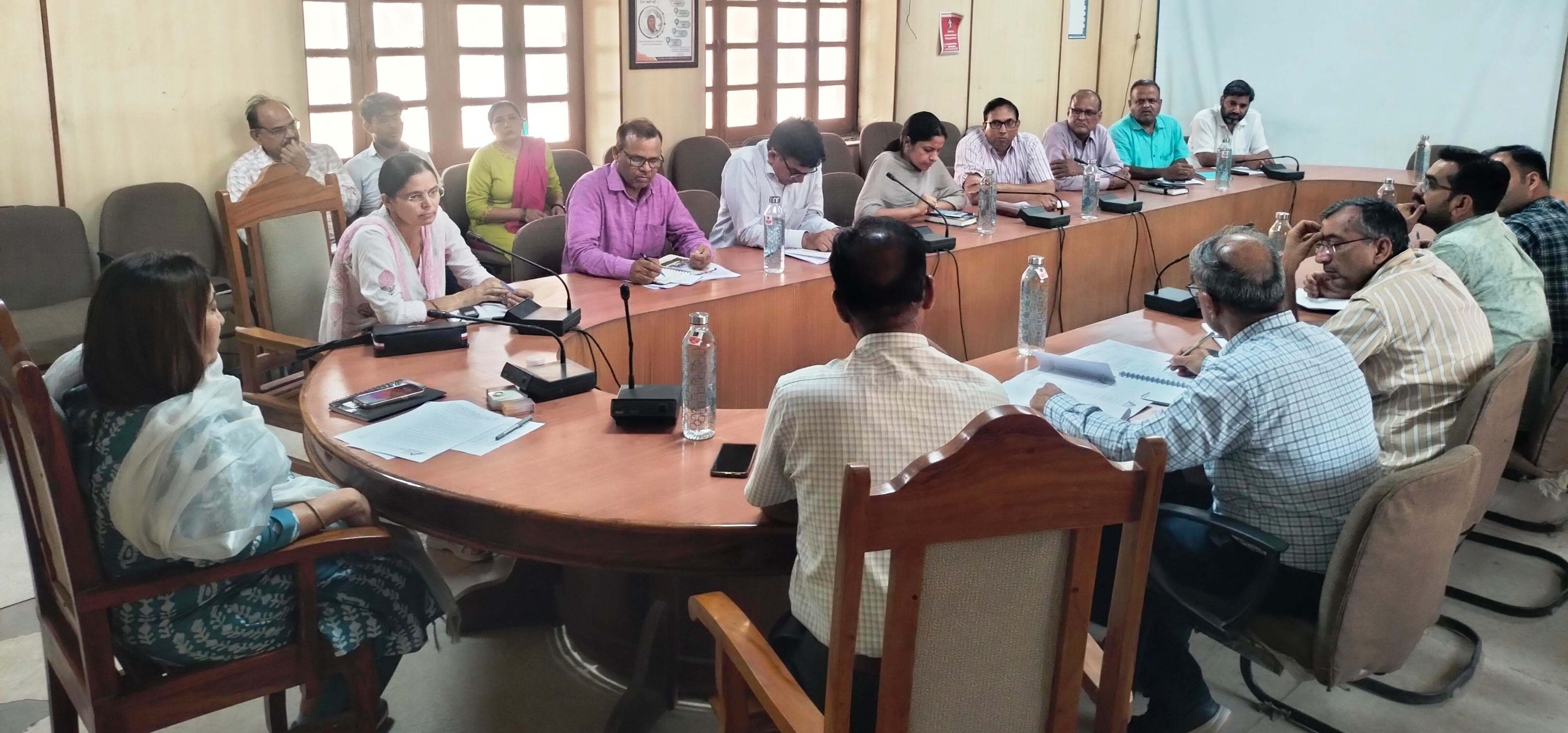 जिला कलक्टर पुष्पा सत्यानी ने मानसून के दौरान वृक्षारोपण अभियान को लेकर आयोजित बैठक में दिए निर्देश, कहा- सभी विभागों के समन्वय से हो बेहतरीन प्रयास