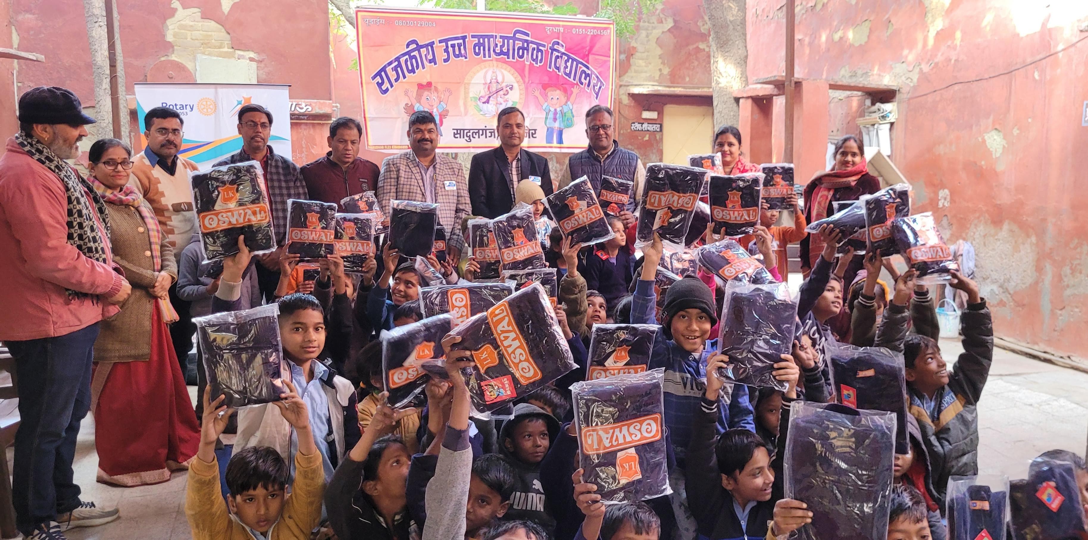 रोटरी क्लब मिड टाउन ने स्कूलों में वितरित किए स्वेटर