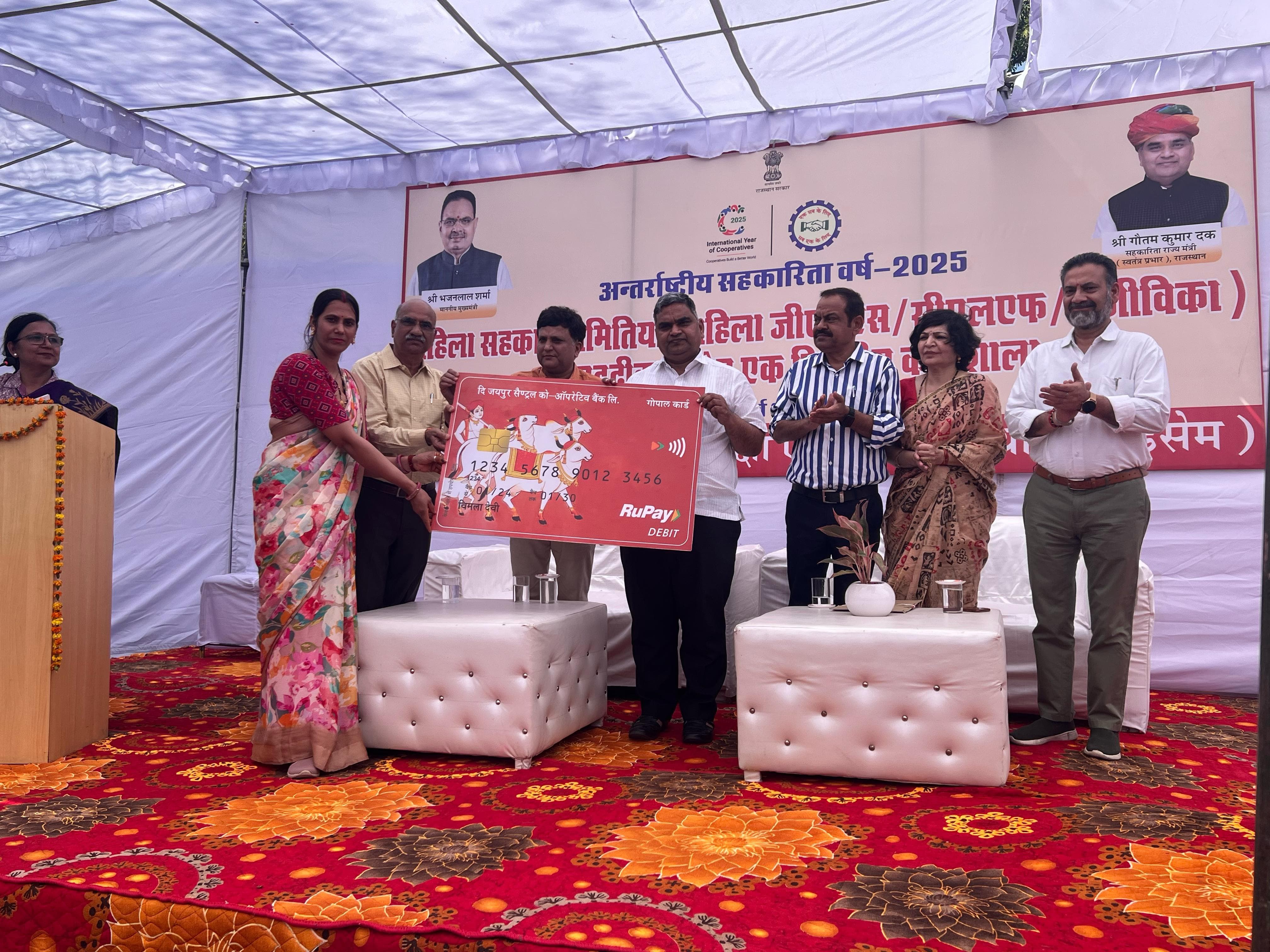 सहकारी समिति निवारू के द्वारा आठ किसानों को दिया गया गोपालन योजना के तहत ऋण