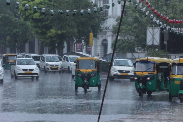 दिल्ली-NCR में तेज बारिश, मिंटो ब्रिज में कार डूबी