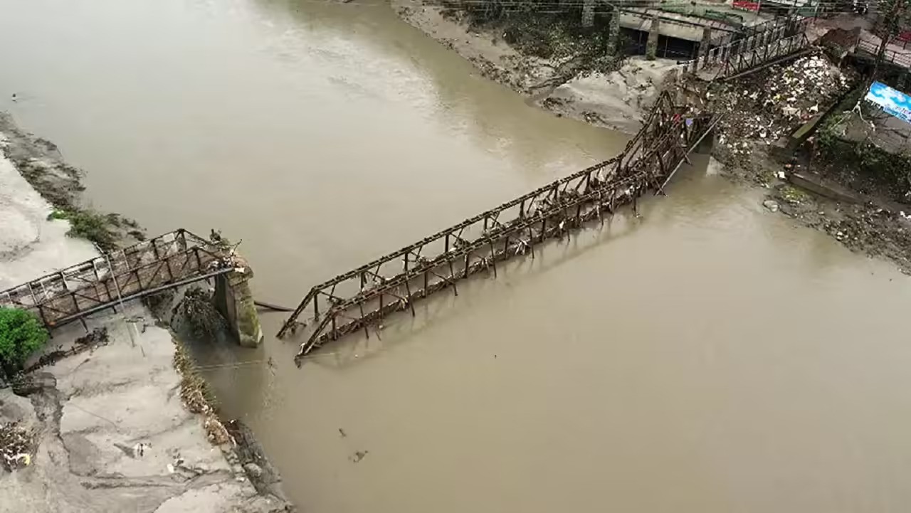 हिमाचल के चंबा में भारी बारिश से पुल बहा