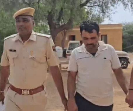 आर्मी एरिया में पाकिस्तानी नंबरों पर बात करते हुए पकड़ा