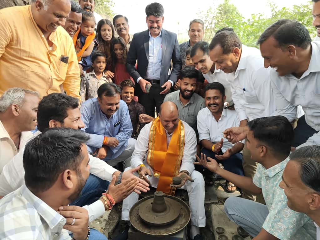 सांसद जोशी ने भादसोड़ा में बनाए दिये, लोगों से मिलकर दी दीपावली की शुभकामनाएं